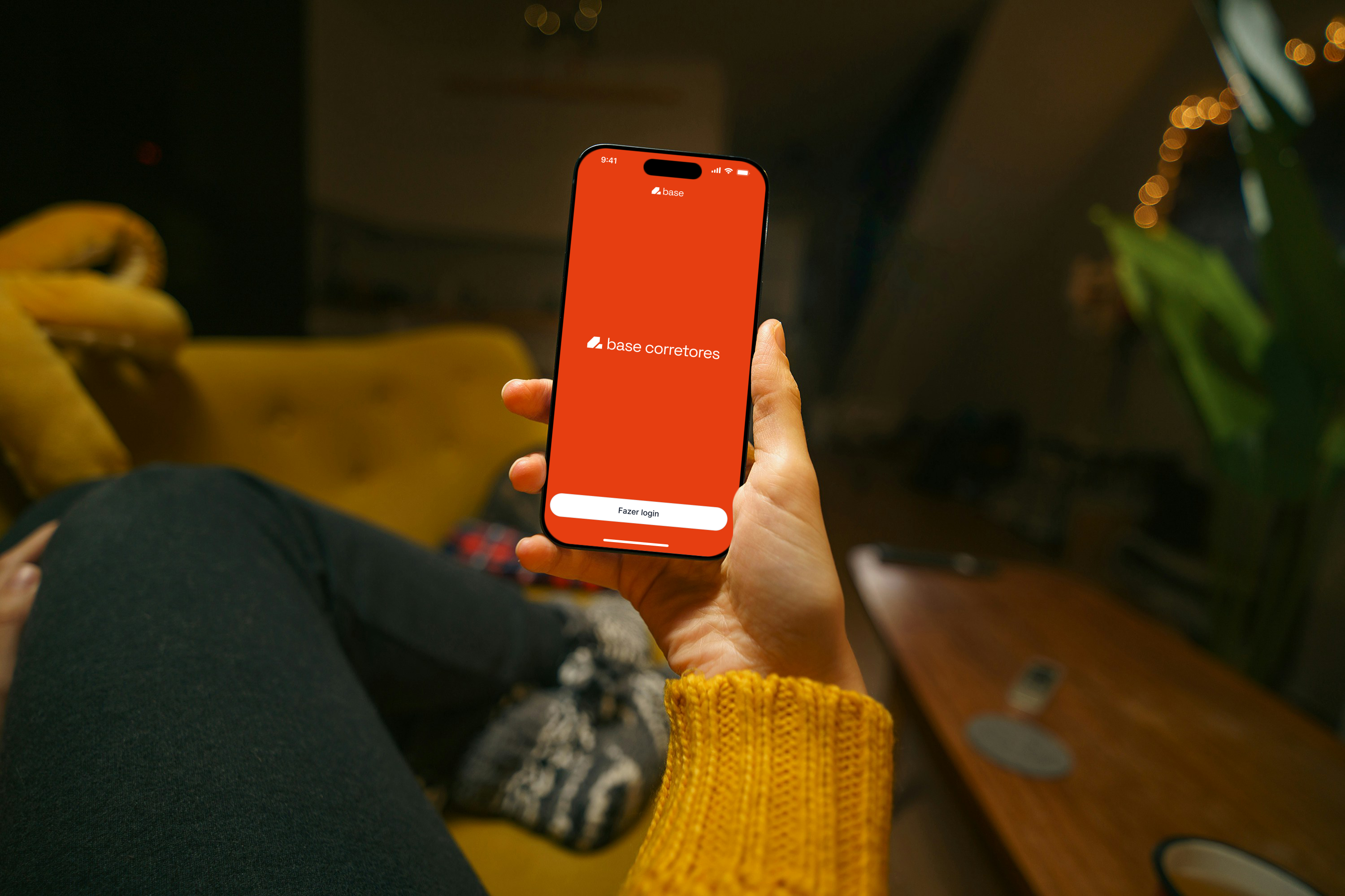 App da Base para corretores aberto no celular